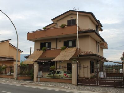 RUVIANO (CE) - 235 VILLETTA SU TRE LIVELLI CON SPAZIO ESTERNO