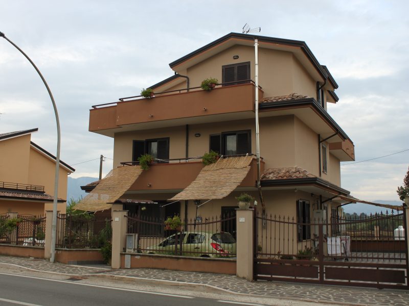 RUVIANO (CE) - 235 VILLETTA SU TRE LIVELLI CON SPAZIO ESTERNO