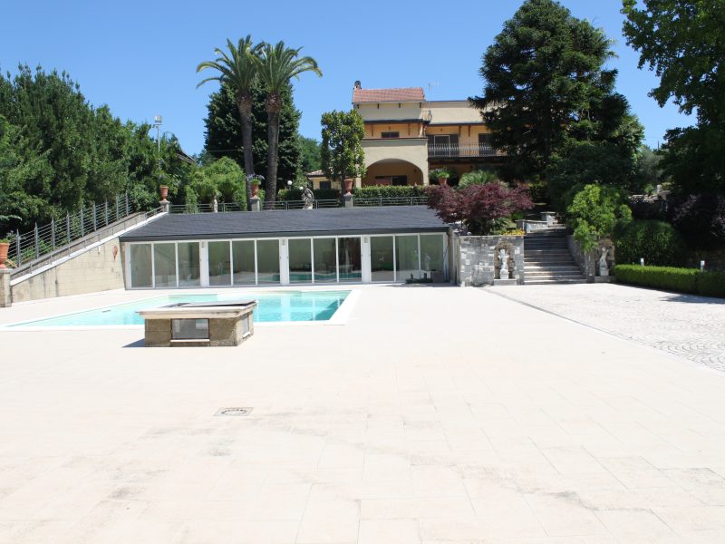 RUVIANO (CE) - 803 VILLA IMMERSA NEL VERDE