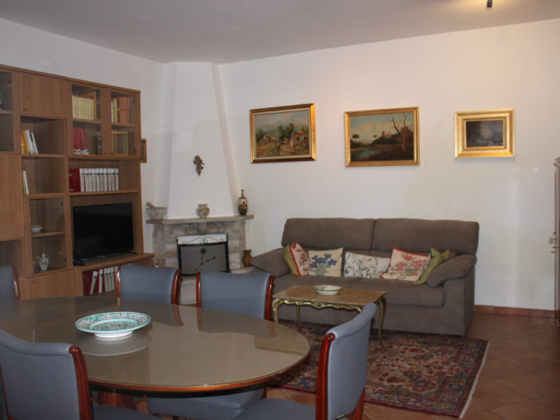 AMOROSI (BN) - 812 VILLA CON TERRENO