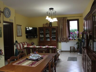 RUVIANO (CE) - 235 VILLETTA SU TRE LIVELLI CON SPAZIO ESTERNO