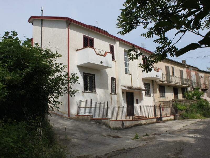 AMOROSI (BN) - 812 VILLA CON TERRENO