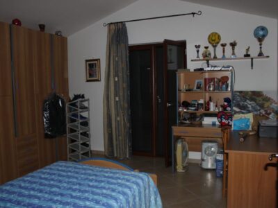 RUVIANO (CE) - 235 VILLETTA SU TRE LIVELLI CON SPAZIO ESTERNO