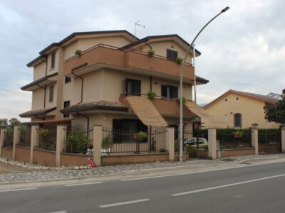 RUVIANO (CE) - 235 VILLETTA SU TRE LIVELLI CON SPAZIO ESTERNO
