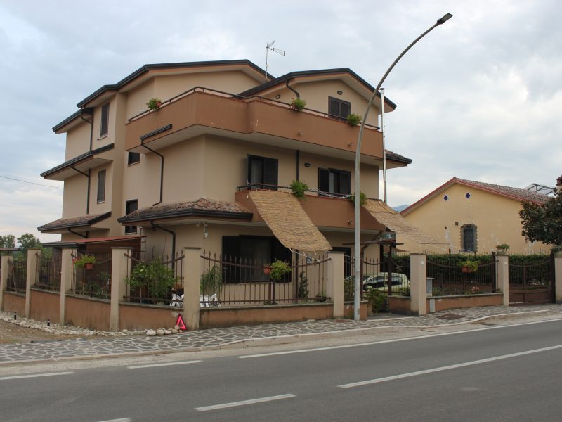RUVIANO (CE) - 235 VILLETTA SU TRE LIVELLI CON SPAZIO ESTERNO