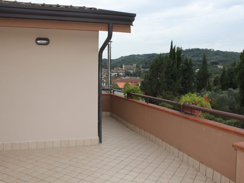 RUVIANO (CE) - 235 VILLETTA SU TRE LIVELLI CON SPAZIO ESTERNO
