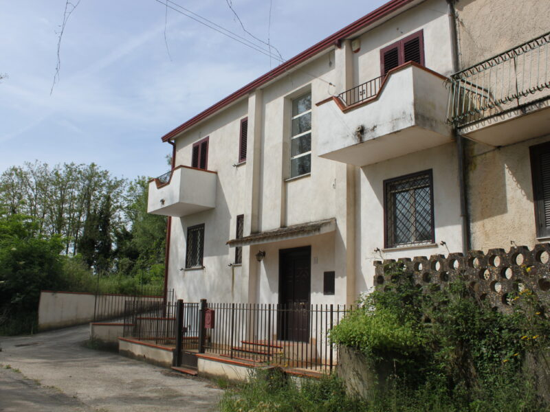 AMOROSI (BN) - 812 VILLA CON TERRENO