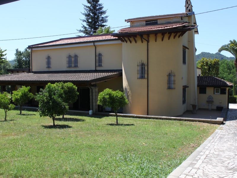 RUVIANO (CE) - 803 VILLA IMMERSA NEL VERDE