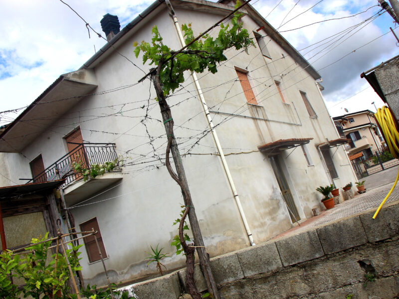 DUGENTA (BN) - 142 CASA INDIPENDENTE CON GIARDINO