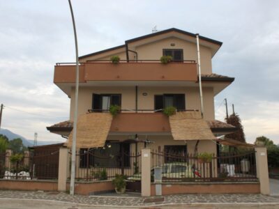 RUVIANO (CE) - 235 VILLETTA SU TRE LIVELLI CON SPAZIO ESTERNO