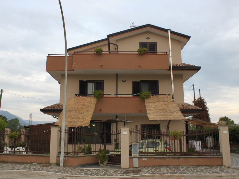 RUVIANO (CE) - 235 VILLETTA SU TRE LIVELLI CON SPAZIO ESTERNO