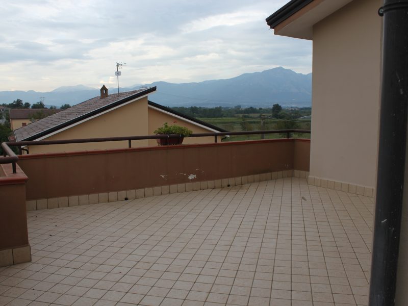 RUVIANO (CE) - 235 VILLETTA SU TRE LIVELLI CON SPAZIO ESTERNO
