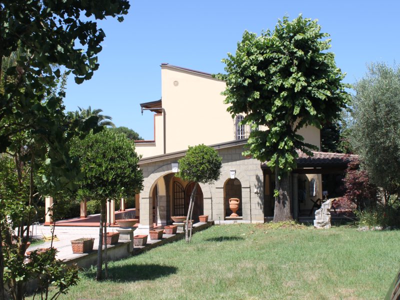 RUVIANO (CE) - 803 VILLA IMMERSA NEL VERDE