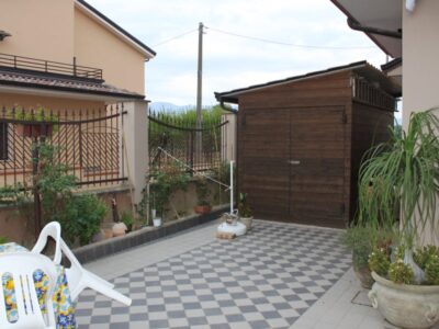 RUVIANO (CE) - 235 VILLETTA SU TRE LIVELLI CON SPAZIO ESTERNO