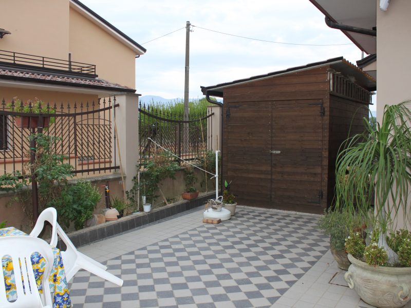 RUVIANO (CE) - 235 VILLETTA SU TRE LIVELLI CON SPAZIO ESTERNO
