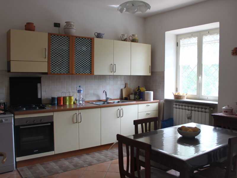 AMOROSI (BN) - 812 VILLA CON TERRENO