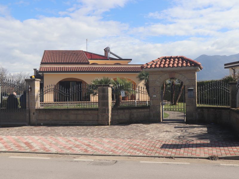 DUGENTA (BN) - 242 VILLA CON GIARDINO