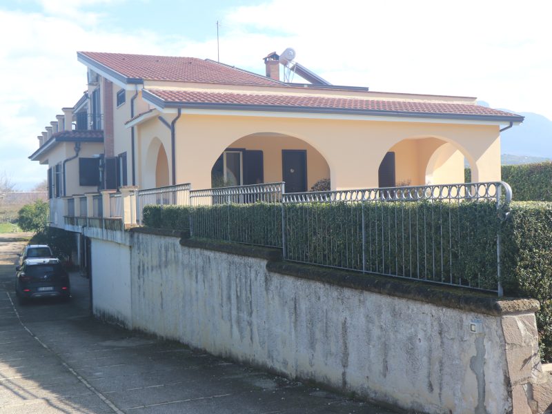 DUGENTA (BN) - 242 VILLA CON GIARDINO
