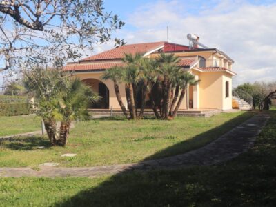 DUGENTA (BN) - 242 VILLA CON GIARDINO