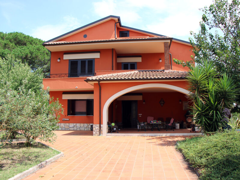 AMOROSI (BN) - 409 VILLA CON PISCINA