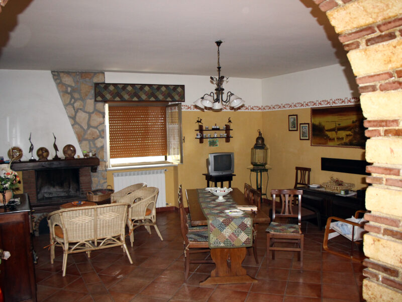 AMOROSI (BN) - 409 VILLA CON PISCINA