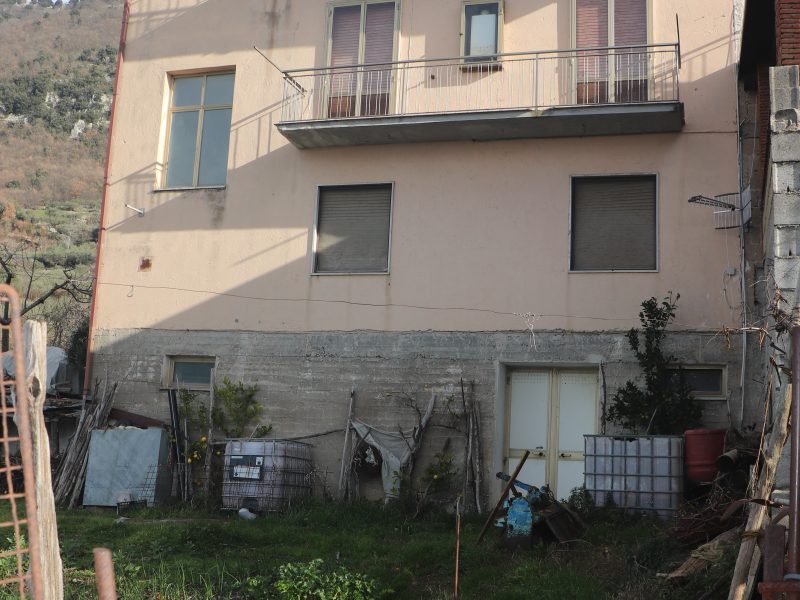 FRASSO TELESINO (BN) - 770 FABBRICATO DIVISO IN TRE APPARTAMENTI