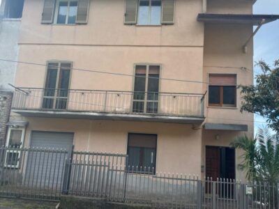 FRASSO TELESINO (BN) - 770 FABBRICATO DIVISO IN TRE APPARTAMENTI