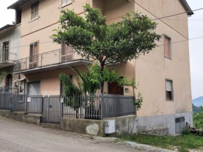 FRASSO TELESINO (BN) - 770 FABBRICATO DIVISO IN TRE APPARTAMENTI