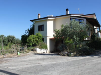 AMOROSI (808) - VILLA INDIPENDENTE CON TERRENO