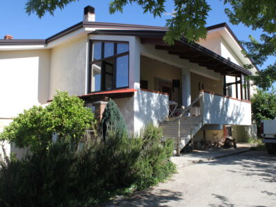 AMOROSI (808) - VILLA INDIPENDENTE CON TERRENO