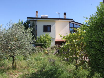 AMOROSI (808) - VILLA INDIPENDENTE CON TERRENO