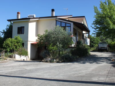 AMOROSI (808) - VILLA INDIPENDENTE CON TERRENO