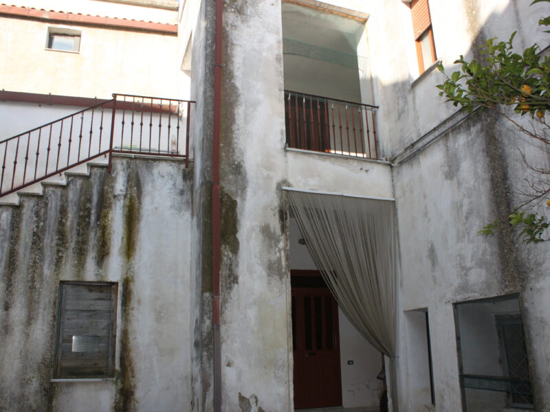 DUGENTA (BN) - 817 PALAZZOTTO IN ZONA CENTRALE