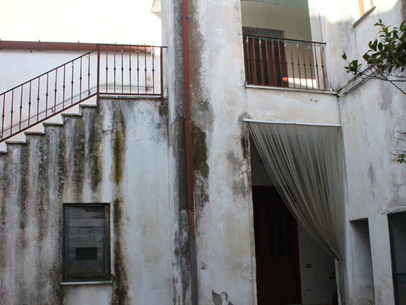 DUGENTA (BN) - 817 PALAZZOTTO IN ZONA CENTRALE