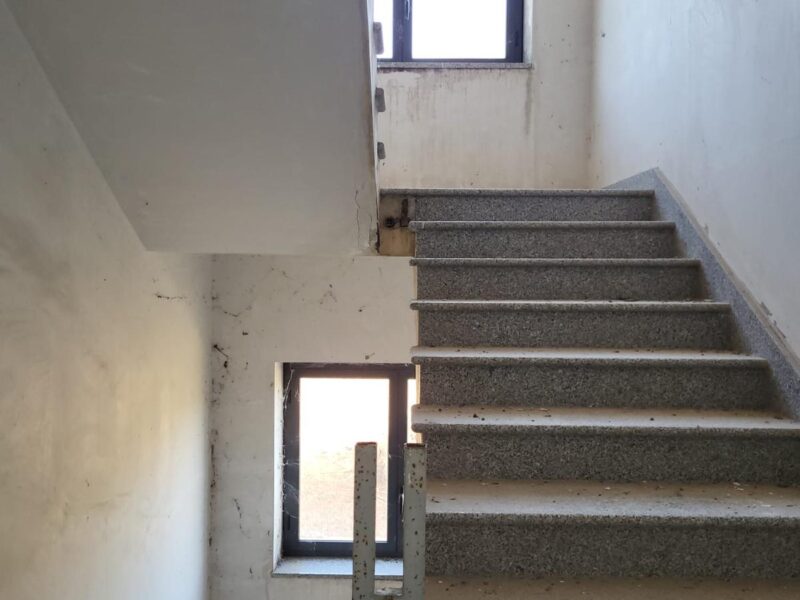 CASERTA - 998 PALAZZO SU TRE LIVELLI CON TERRENO