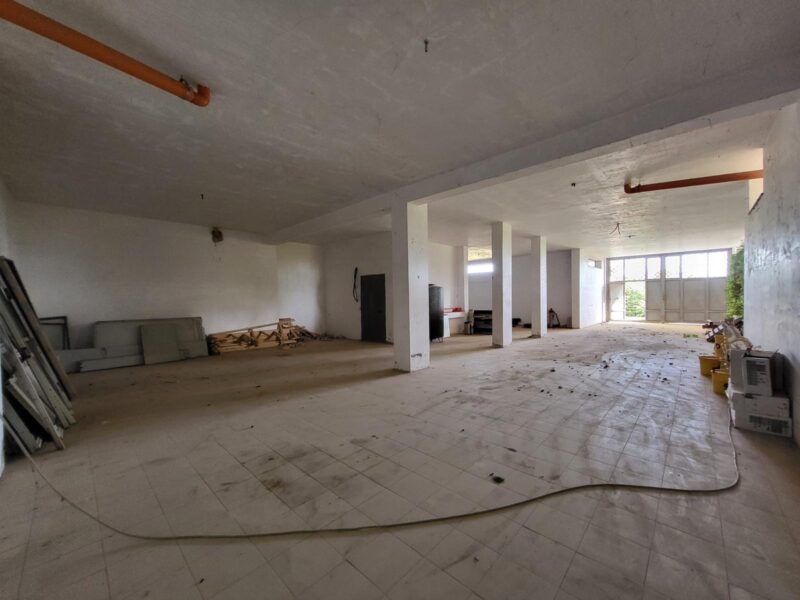 CASERTA - 998 PALAZZO SU TRE LIVELLI CON TERRENO