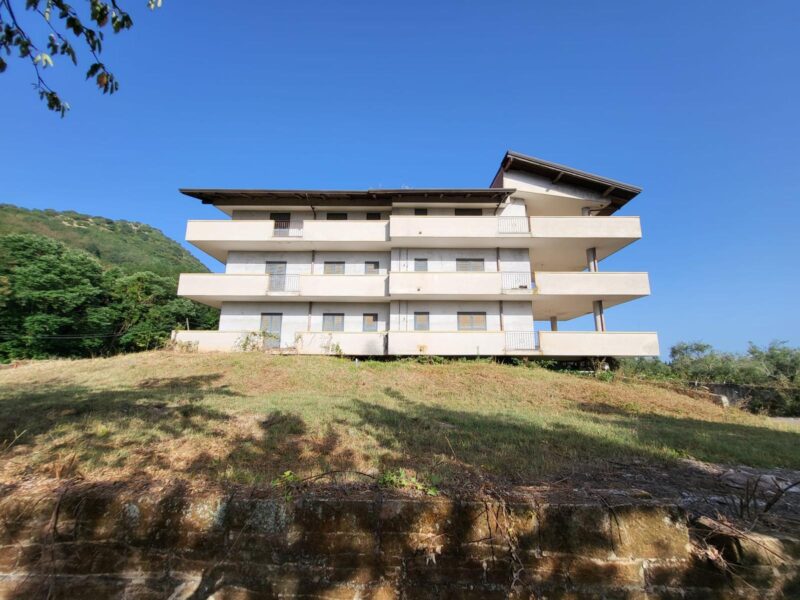 CASERTA - 998 PALAZZO SU TRE LIVELLI CON TERRENO