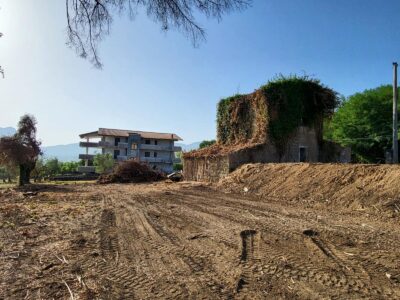 CASERTA - 998 PALAZZO SU TRE LIVELLI CON TERRENO