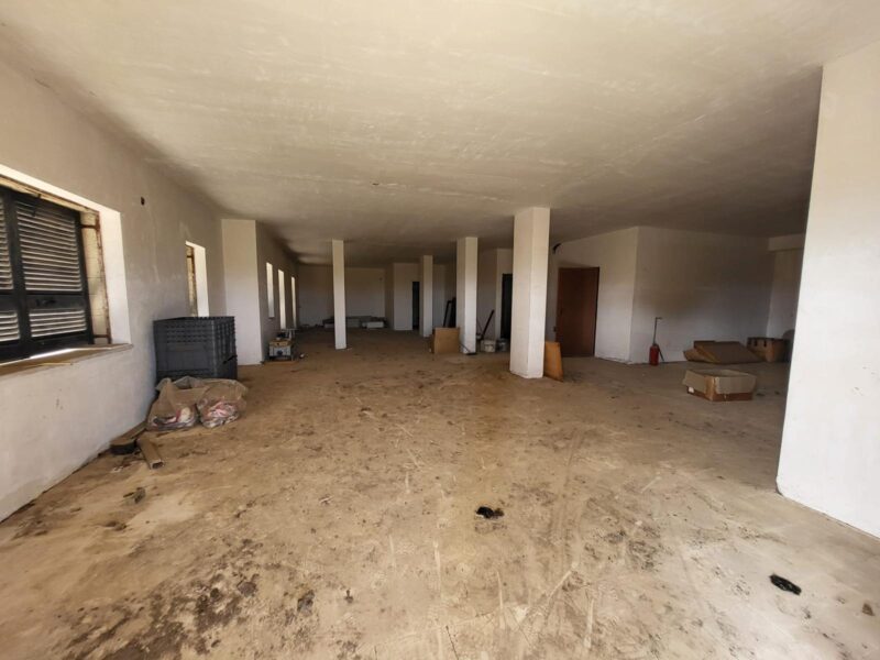 CASERTA - 998 PALAZZO SU TRE LIVELLI CON TERRENO