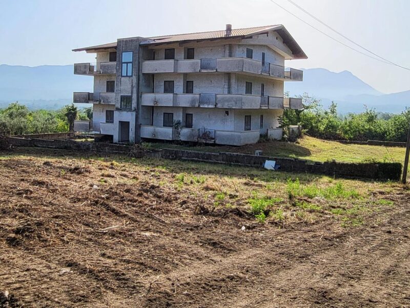 CASERTA - 998 PALAZZO SU TRE LIVELLI CON TERRENO