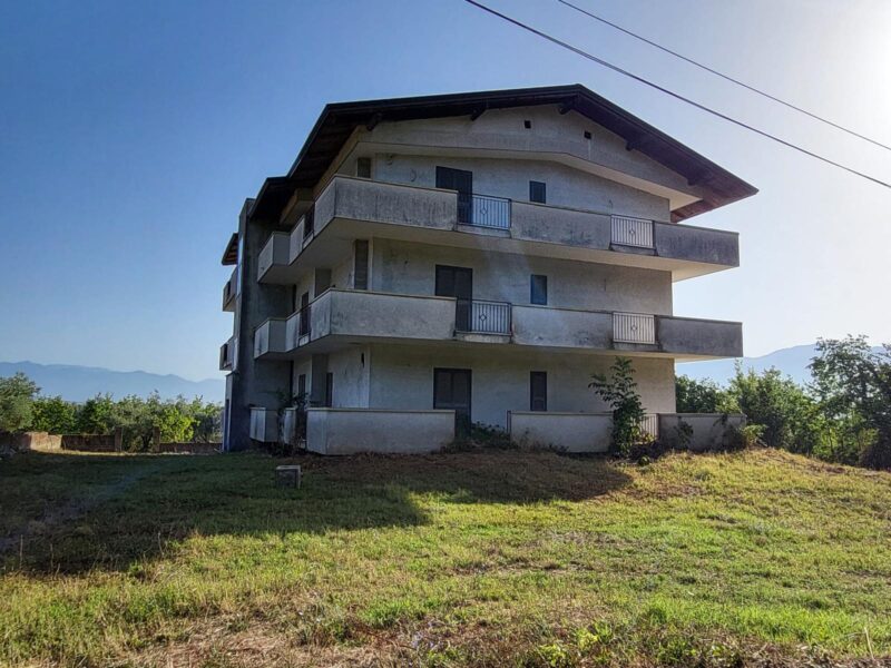 CASERTA - 998 PALAZZO SU TRE LIVELLI CON TERRENO