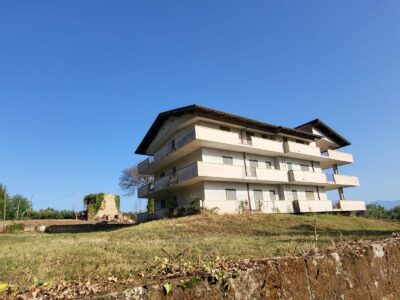 CASERTA - 998 PALAZZO SU TRE LIVELLI CON TERRENO
