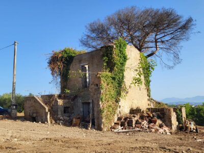 CASERTA - 998 PALAZZO SU TRE LIVELLI CON TERRENO