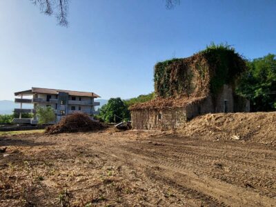 CASERTA - 998 PALAZZO SU TRE LIVELLI CON TERRENO