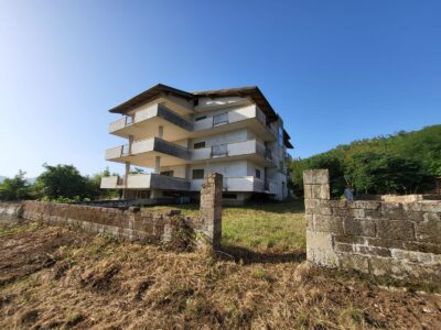 CASERTA - 998 PALAZZO SU TRE LIVELLI CON TERRENO