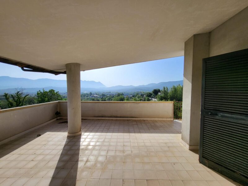 CASERTA - 998 PALAZZO SU TRE LIVELLI CON TERRENO