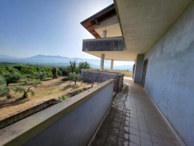 CASERTA - 998 PALAZZO SU TRE LIVELLI CON TERRENO