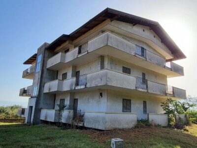 CASERTA - 998 PALAZZO SU TRE LIVELLI CON TERRENO