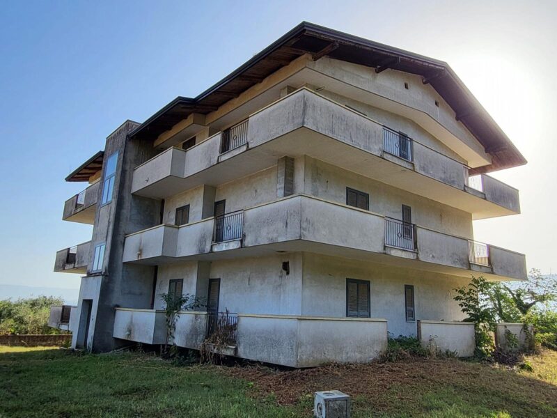 CASERTA - 998 PALAZZO SU TRE LIVELLI CON TERRENO