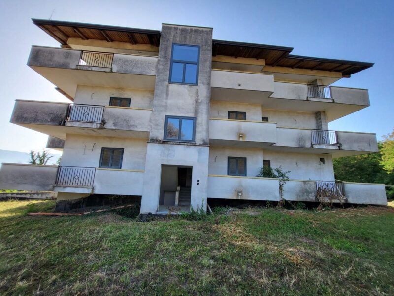 CASERTA - 998 PALAZZO SU TRE LIVELLI CON TERRENO